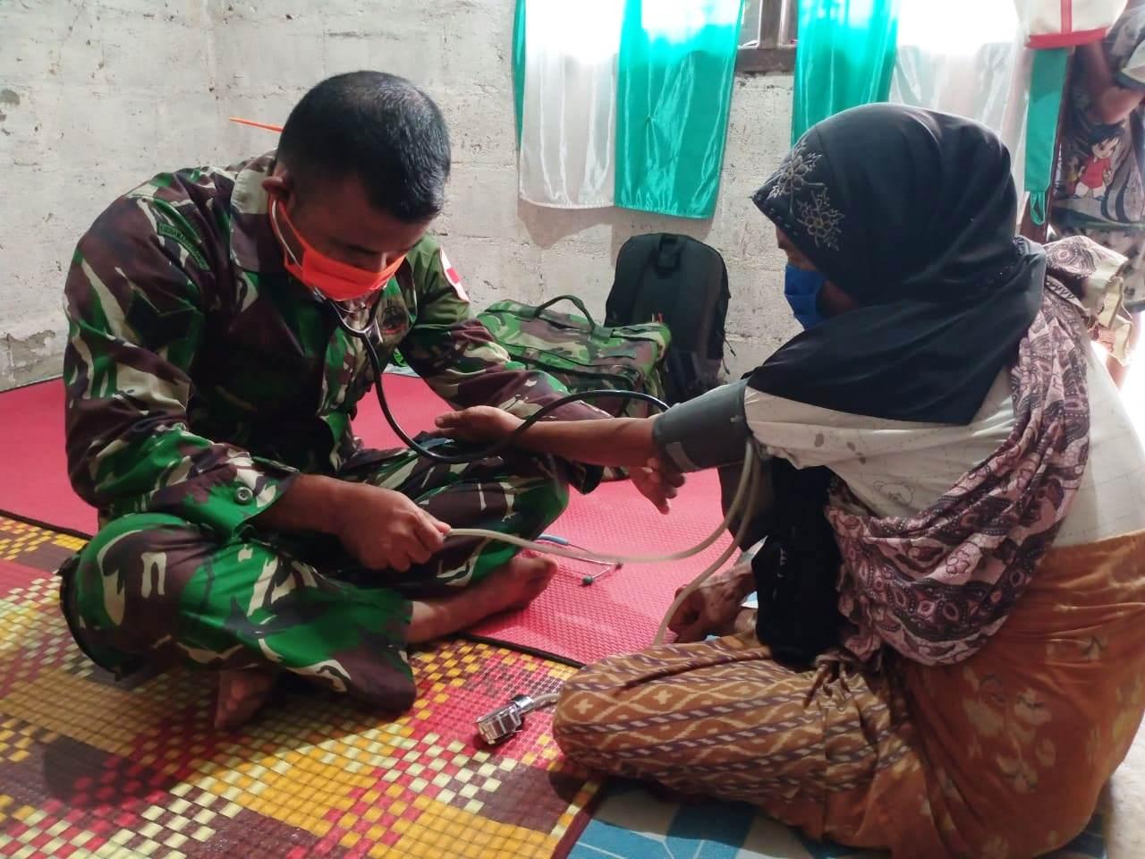 Keakraban Dan Rasa Kekeluargaan Saat Tim Kesehatan TMMD Mengobati Warga