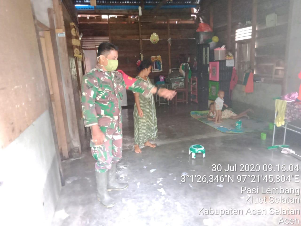Berikan Kenyamanan Kepada Warga, Babinsa Koramil 07/KS Tingkatkan Pemantauan Perkembangan Banjir Desa Binaan
