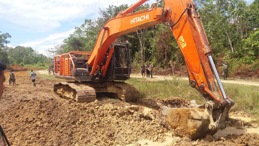 Satgas TMMD ke-108 Kodim 0116/Nara Gunakan Alat Berat