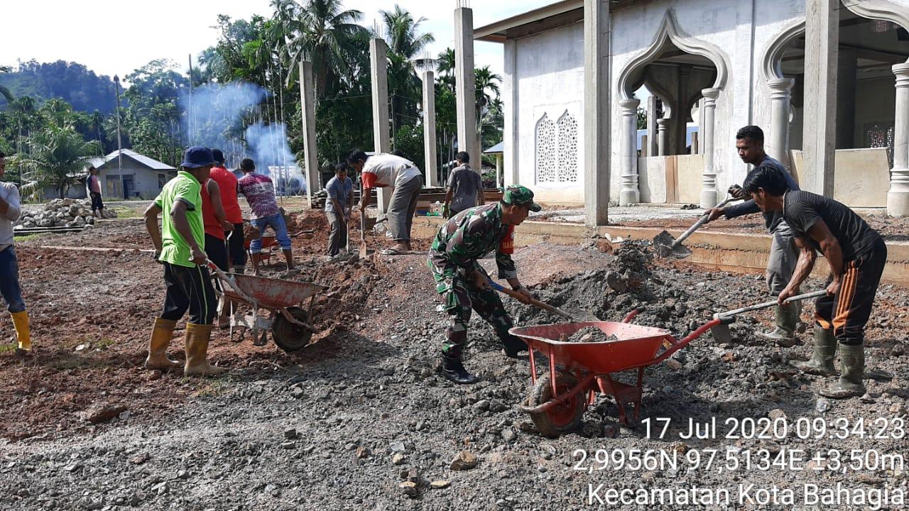 Gotong Royong Merapikan Halaman Masjid, Salah Satu Wujud Kepedulian Babinsa Kepada Masyarakat