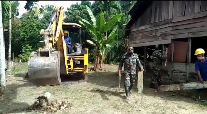 Kini Giliran Rumah Ibu Poniyem Tersentuh Satgas TMMD 108 Kodim Nagan Raya