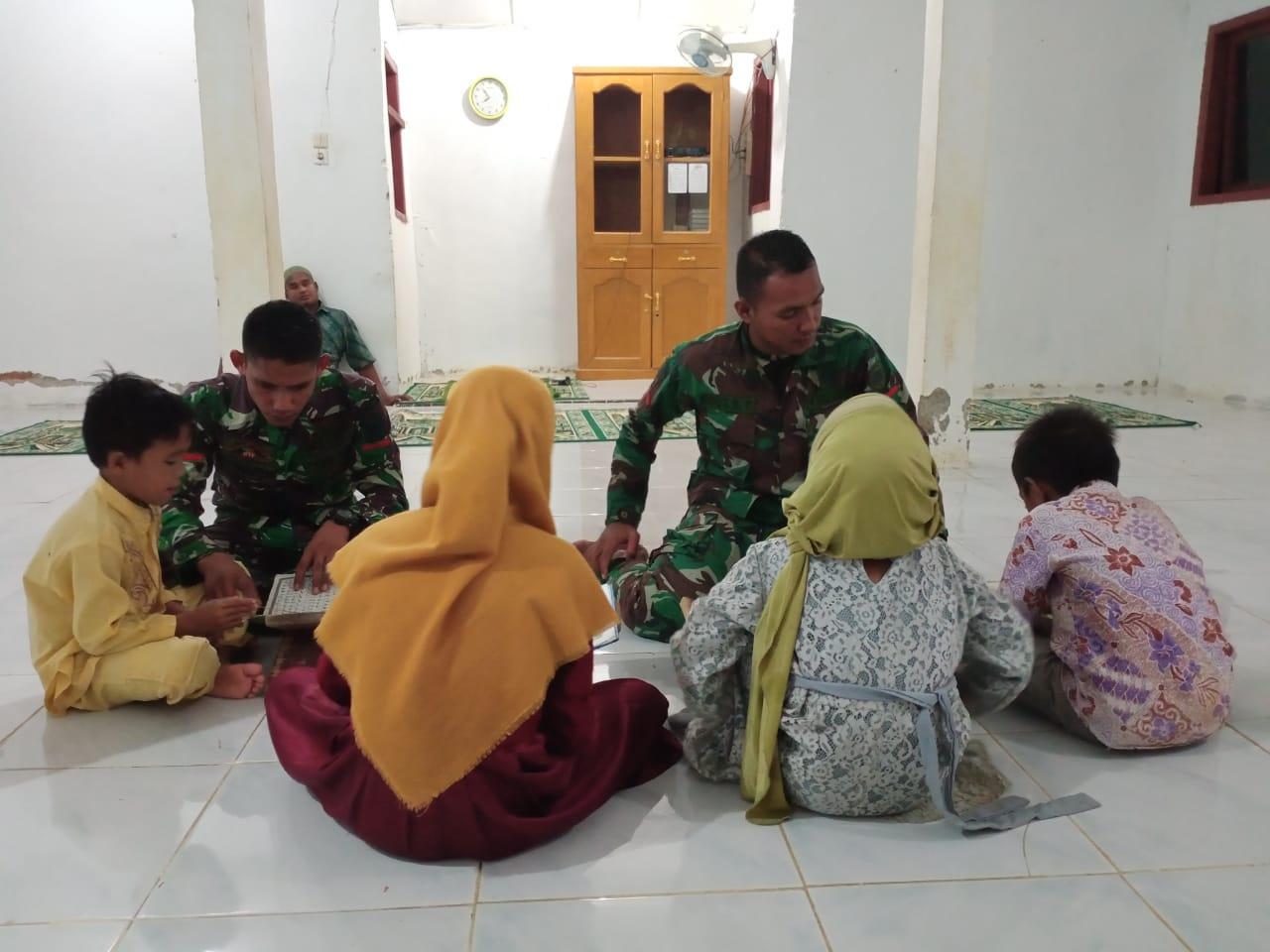 Tuntutlah Ilmu Setinggi Langit, Satgas TMMD Ajari Anak-Anak Belajar Mengaji