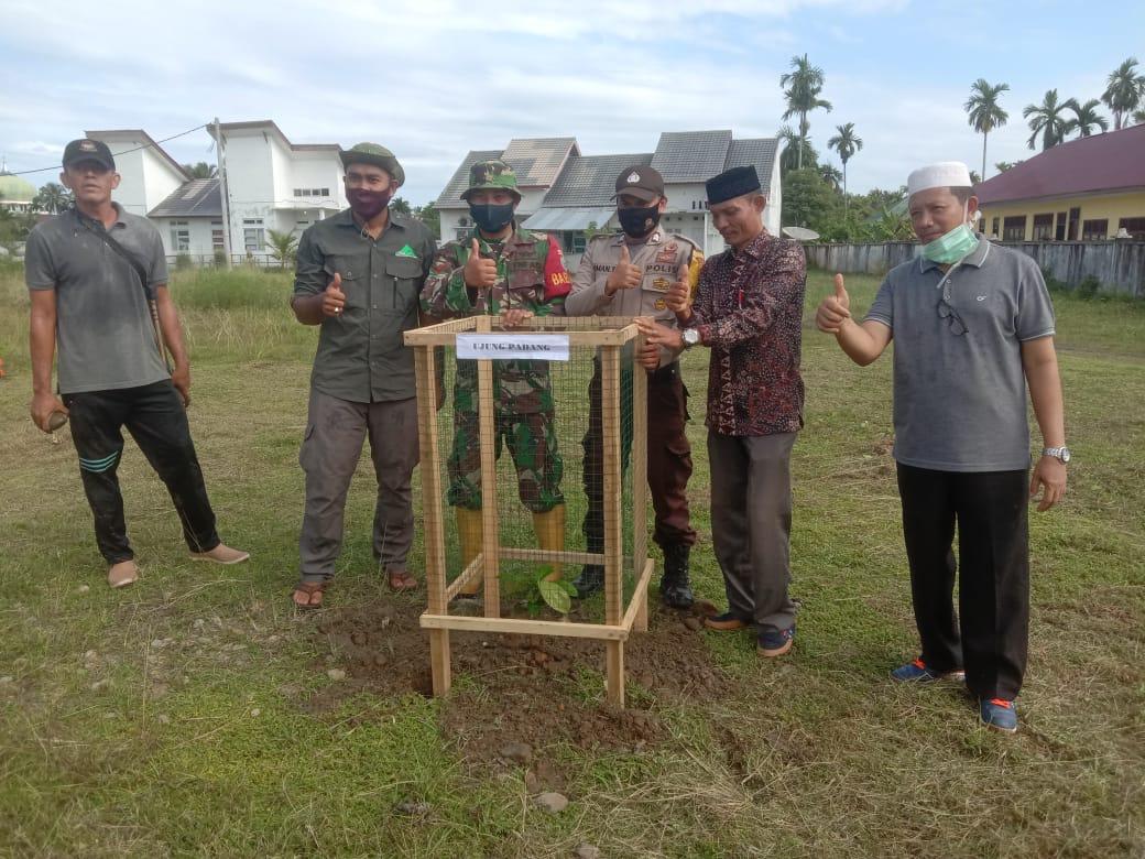 Ciptakan Lingkungan Hijau dan Sejuk, Personil Koramil 07/KS Hadiri Kegiatan Penanaman Pohon di Area Puskesmas Kluet Selatan
