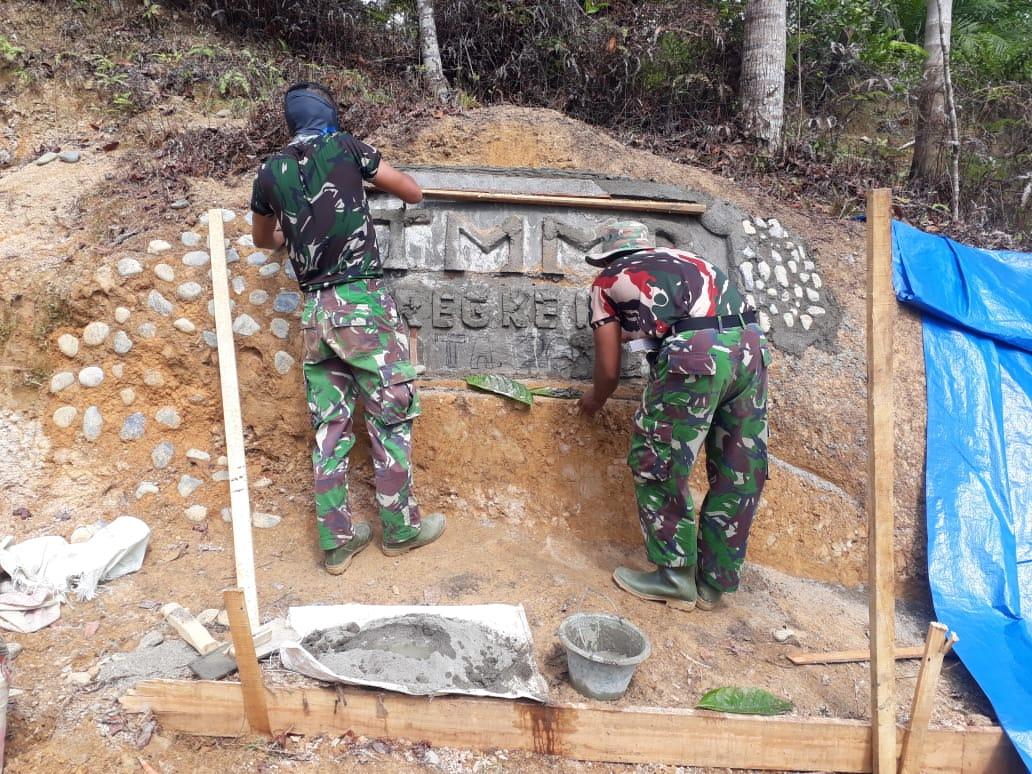 Anggota Satgas (TMMD) Reg Ke-108, Membuat Prasasti Bertuliskan TMMD Reg Ke-108 TA.2020 Kodim 0105/Aceh Barat