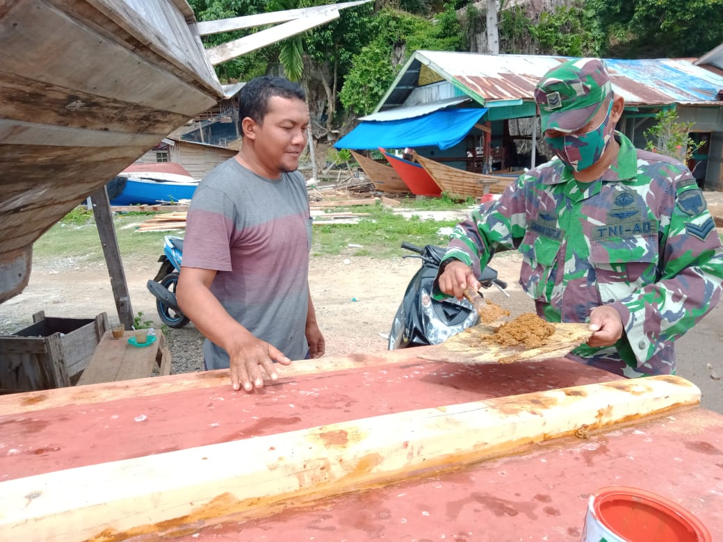 Babinsa Calang Bantu Perbaiki Boat Nelayan
