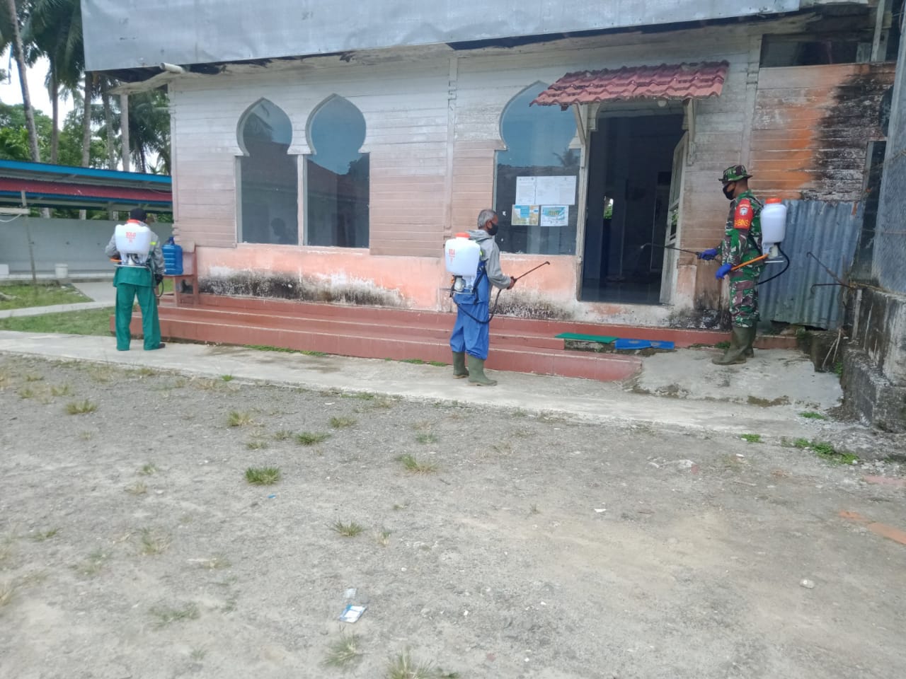 Cegah Penyebaran Covid-19, Babinsa Koramil 01/Simeulue Timur Bersama Aparat Desa Gelar Penyemprotan Disinfektan