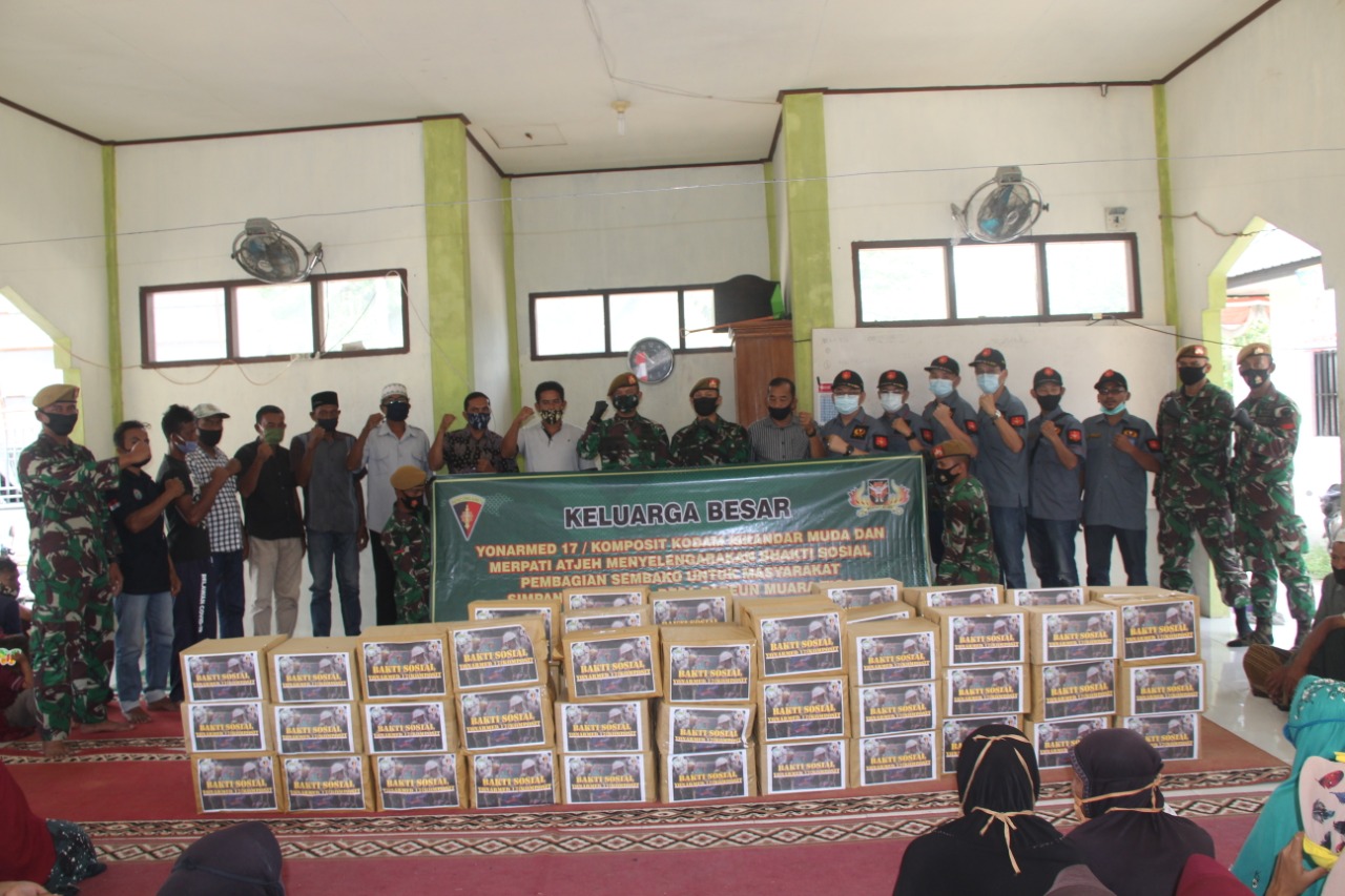 Satuan Yonarmed 17/ Komposit Kodam IM Dan Komunitas Merpati atjeh melaksanakan bakti sosial