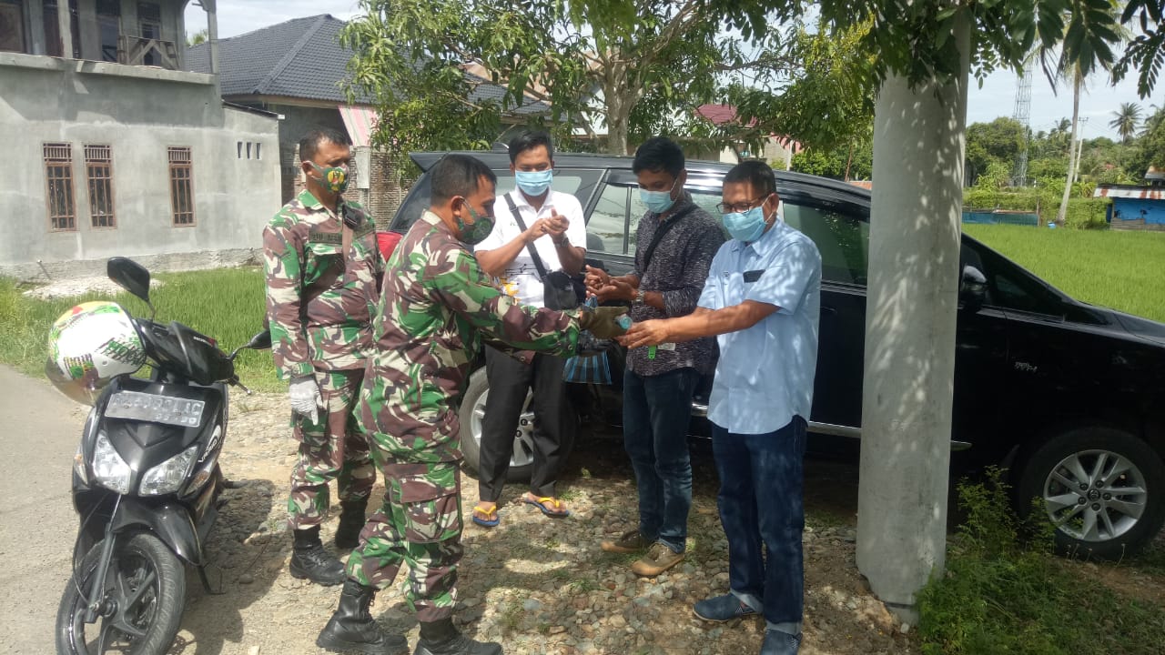 Babinsa Koramil 18/Lambaro Komsos Bersama Warga,Pentingnya Cara Pencegahan Penularan Covid 19