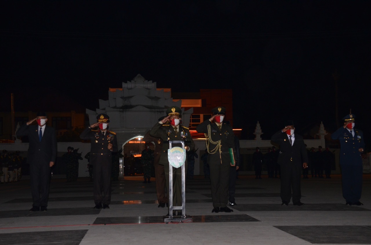 Penghormatan Kepada Arwah para Pahlawan Dipimpin Pàngdam IM pada Apel Kehormatan dan Renungan Suci HUT ke-75 RI