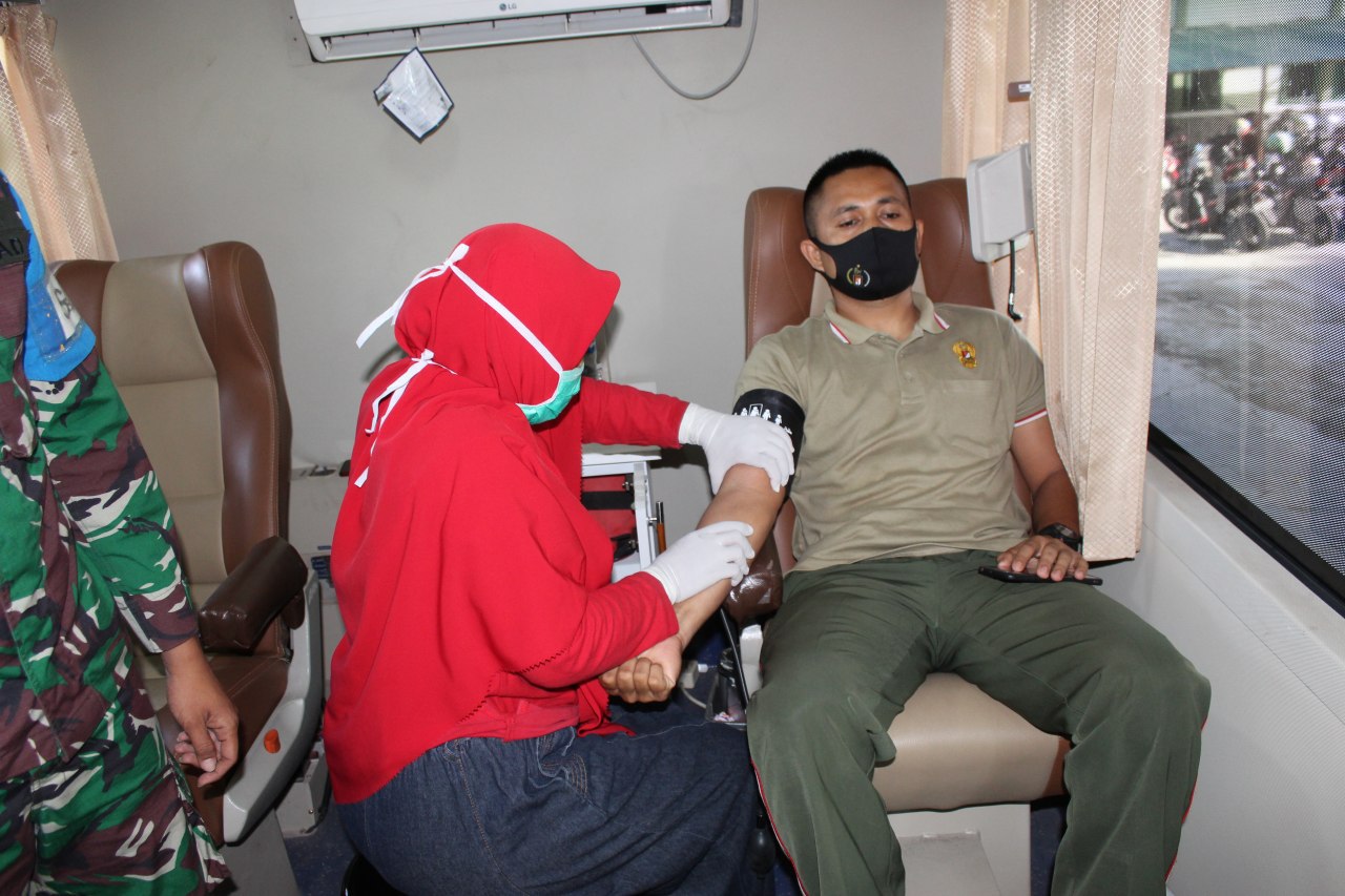 Prajurit Badak Hitam Donor Darah Peringatan HUT ke 74 Yonif RK 113/JS
