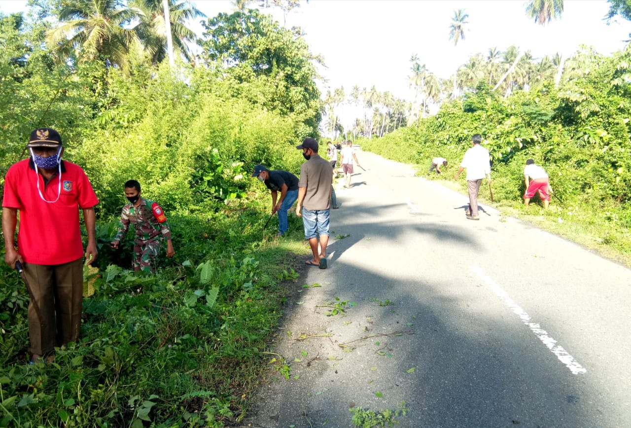 Babinsa Koramil 03/Teupah Selatan Gotong Royong Bersama Masyarakat