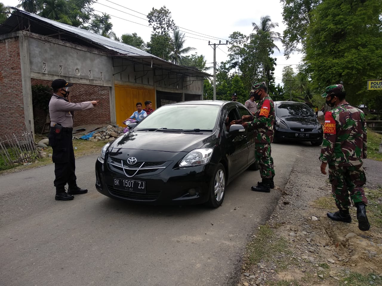 Cegah Penyebaran Virus Corona, TNI POLRI Bagikan Masker