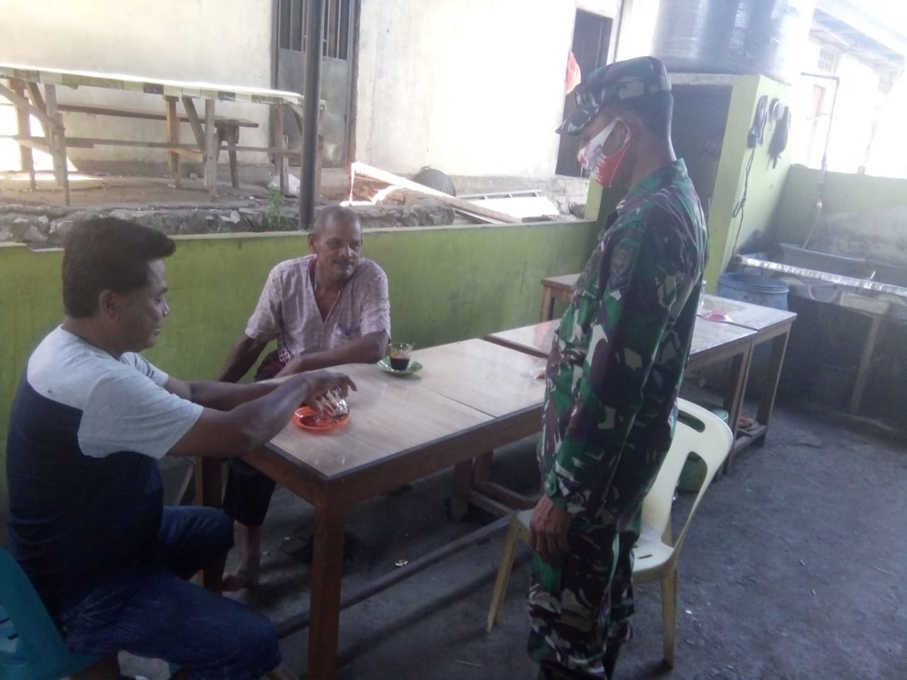 Babinsa 12/Montasik , akan pentingnya mematuhi Protokol Kesehatan (Prokes)