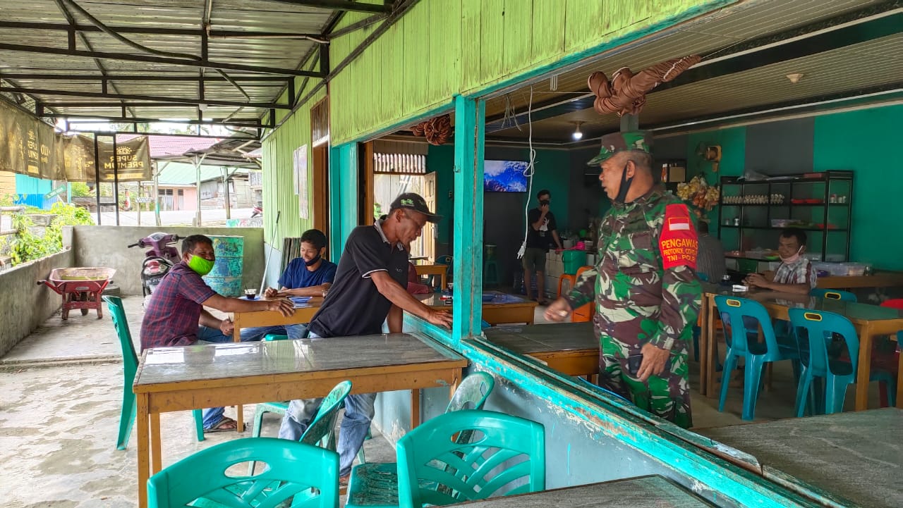 Anggota Kodim 0115/Simeulue bersama Muspika Patroli Gabungan Penegakan Disiplin Protokol Kesehatan di wilayah Simeulue Timur