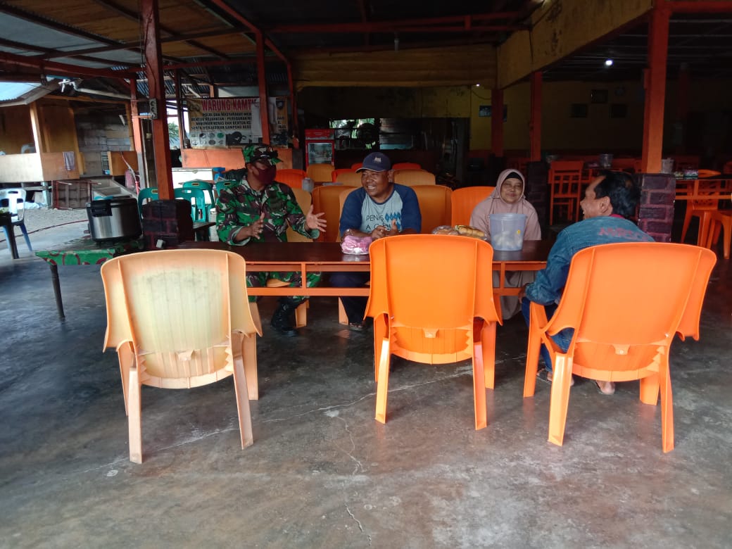 Babinsa Koramil 24/Lembah Seulawah Komsos Bersama Pengujung Cafe