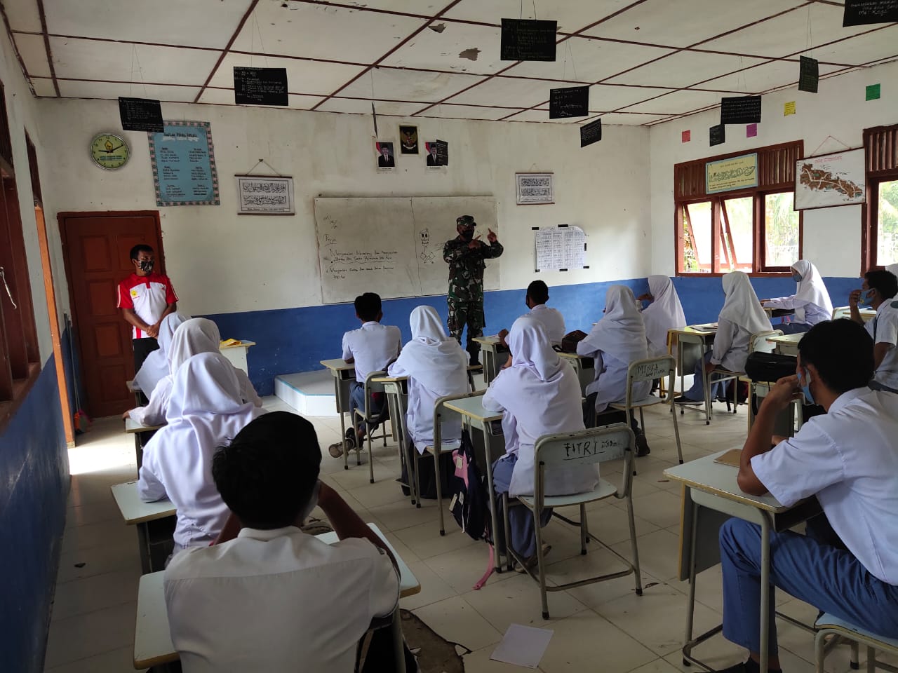Batituud Koramil 02/Simeulue tengah mensosialisakan tentang protokoler kesehatan di SMU 1 Simeulue tengah