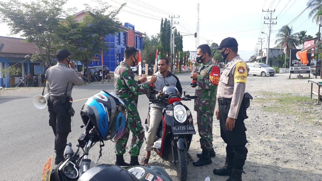 Kompak, TNI-POLRI Bagikan Masker Ke Pengguna Jalan