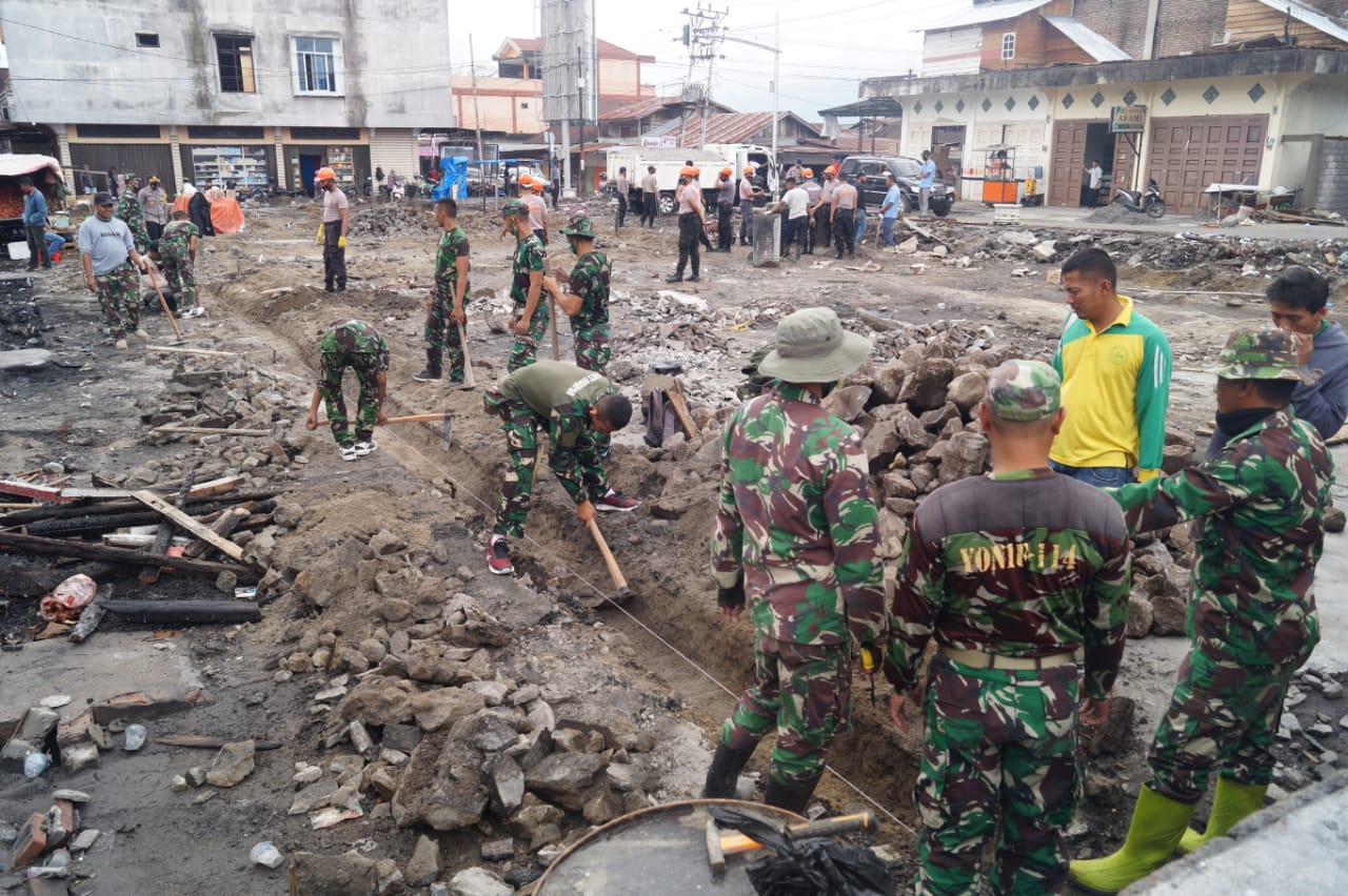 Sinergitas TNI – POLRI Gelar Bhakti Sosial Pasca Kebakaran Pasar Simpang Tiga Redelong