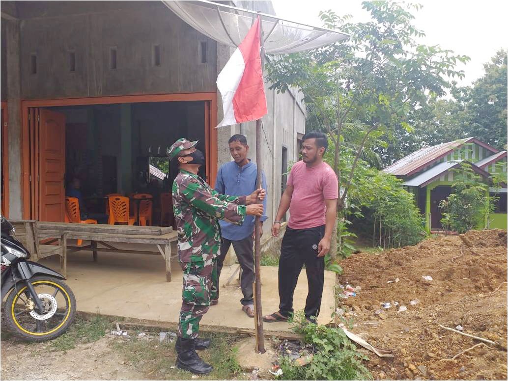 Jelang HUT RI Ke-75, Babinsa Ajak Warganya Kibarkan Bendera