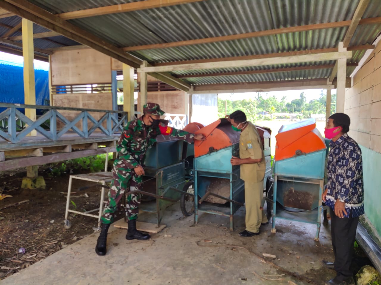 Babinsa Koramil 02/Simeulue Tengah bersama Aparat Desa Cek Kondisi Alsintan