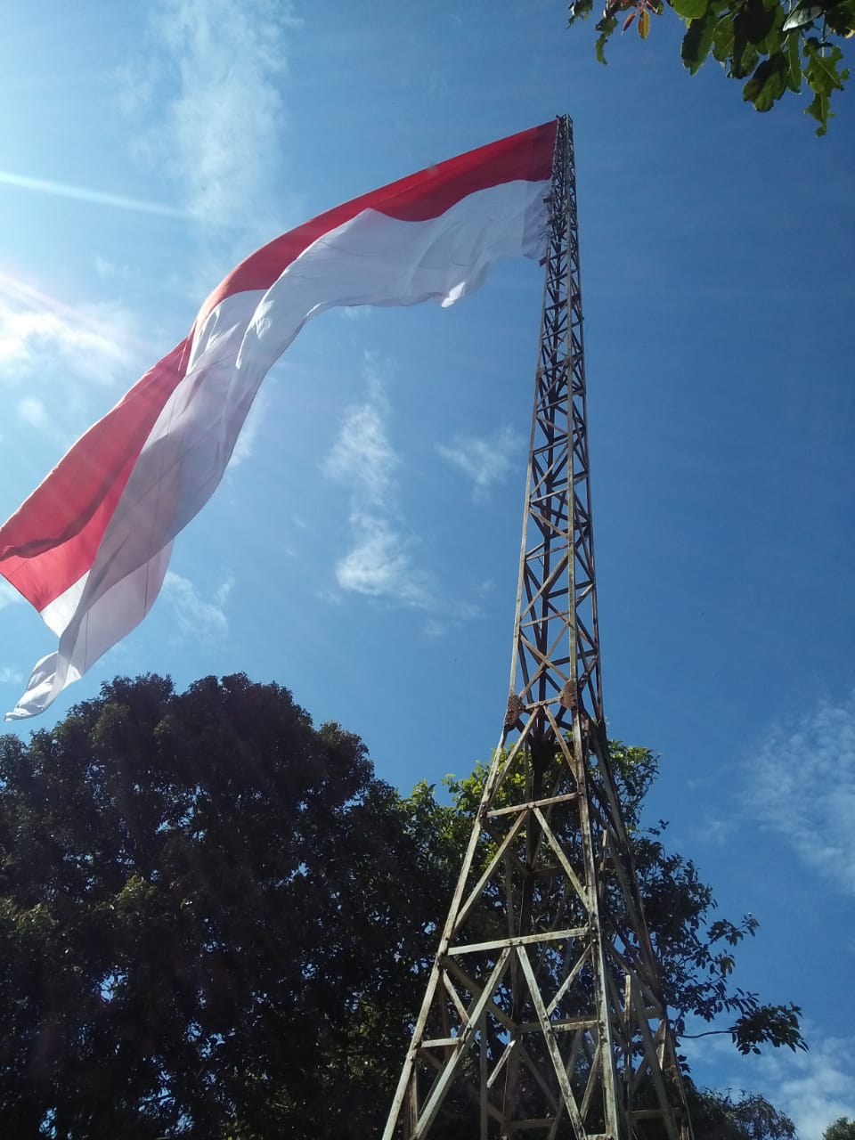 TNI Bersama PETA Kibarkan Bendera Merah Putih Raksasa di Puncak Gunung Lot