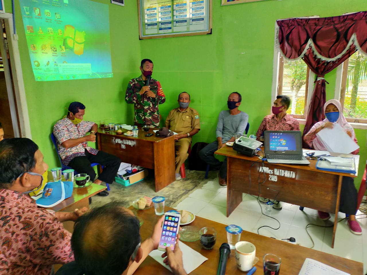 Babinsa Koramil 01/Simeulue Timur sosialisasi pentingnya mengikuti intruksi protokol kesehatan Ke Warga Lewat Komsos
