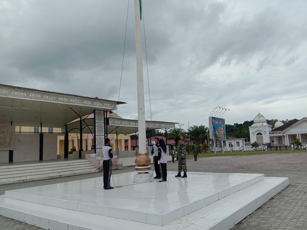 Jelang HUT RI ke 75, Anggota Personel Kodim 0115/Simeulue, Mempersiapkan Pembinaan Paskibra Kabupaten