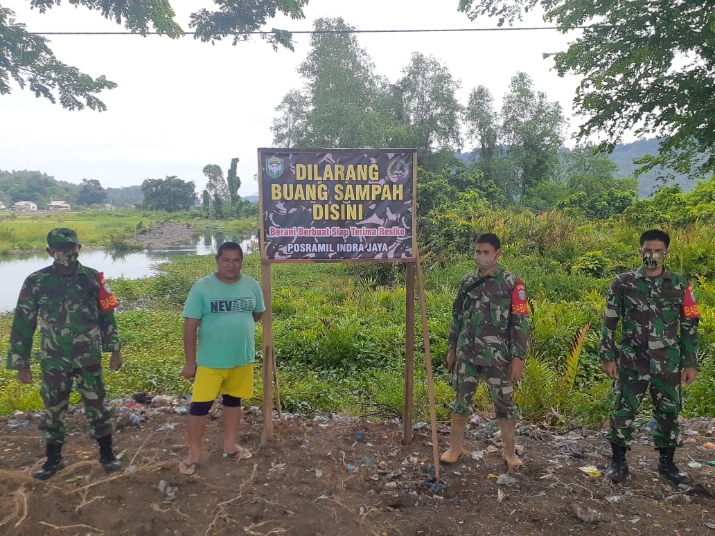 Setelah Dibersihkan, Personel Kodim 0114/Ajay Pasang Papan Larangan Buang Sampah Sembarangan di Indra Jaya
