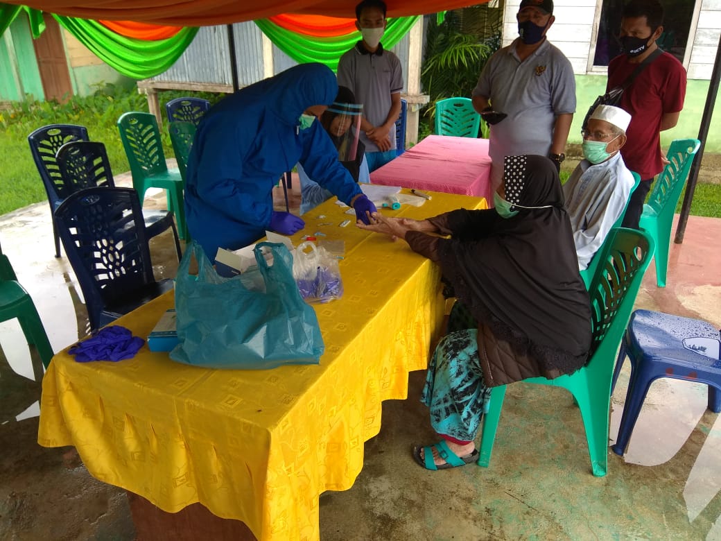 Rapid Test Kepada Keluarga dan Masyarakat yang Contact Tracking dengan Jenazah PA dinyatakan Covid-19 dari RSUZA