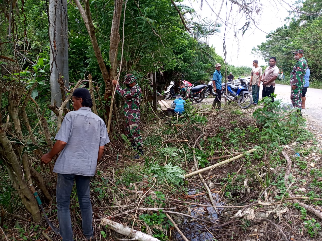 TNI dan Masyarakat Gotong Royong Bersihkan Jalan Desa