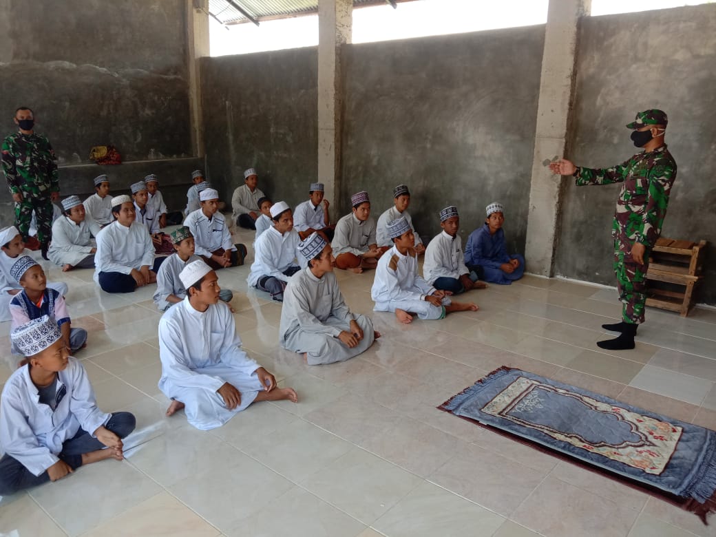 Babinsa Koramil 12/Montasik Mengajak Para Santri Patuhi Protokol Kesehatan