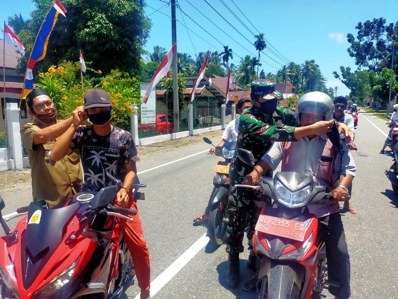 Cegah Penyebaran Virus Covid 19, Tiga Pilar Kecamatan Arongan Bagikan Masker