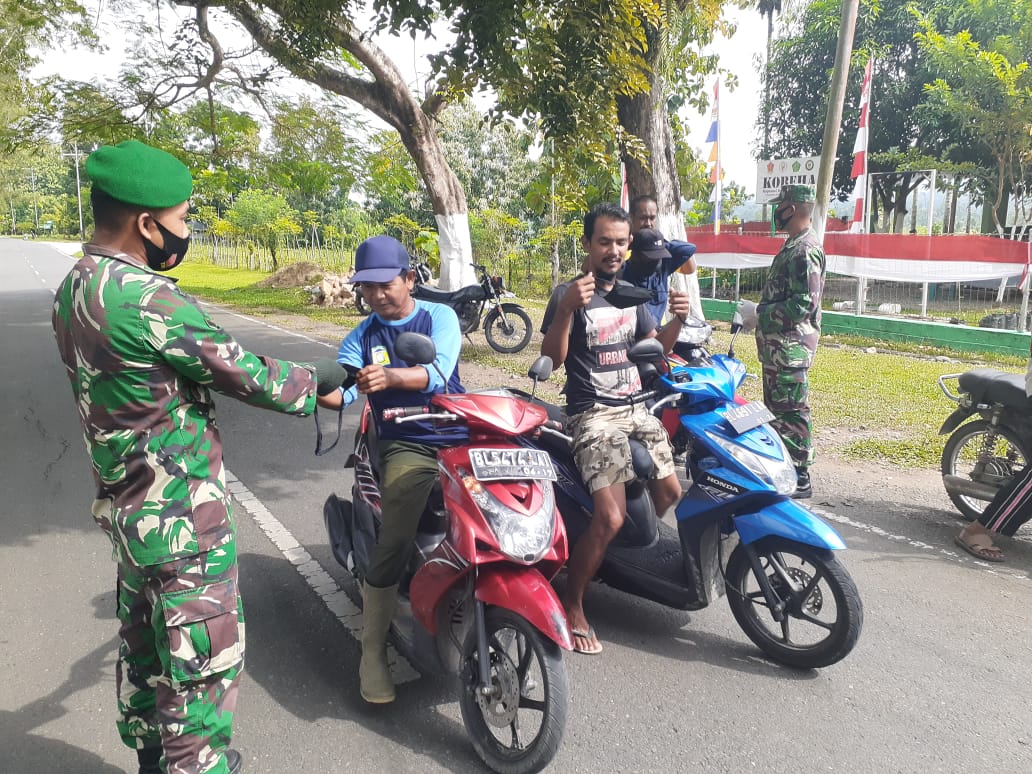Babinsa Koramil 17/Jantho membagikan masker kepada warga