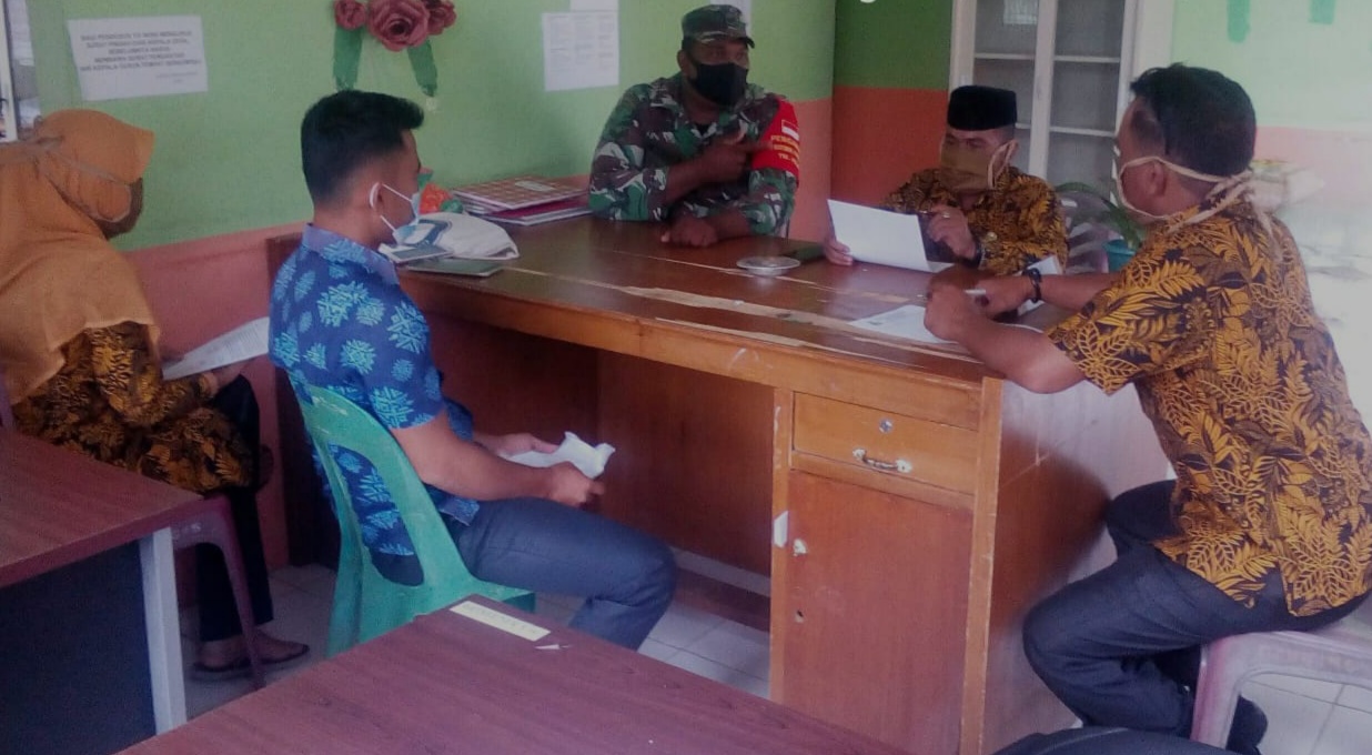 Babinsa Koramil 01/Simtim Komsos Bersama Perangka Desa