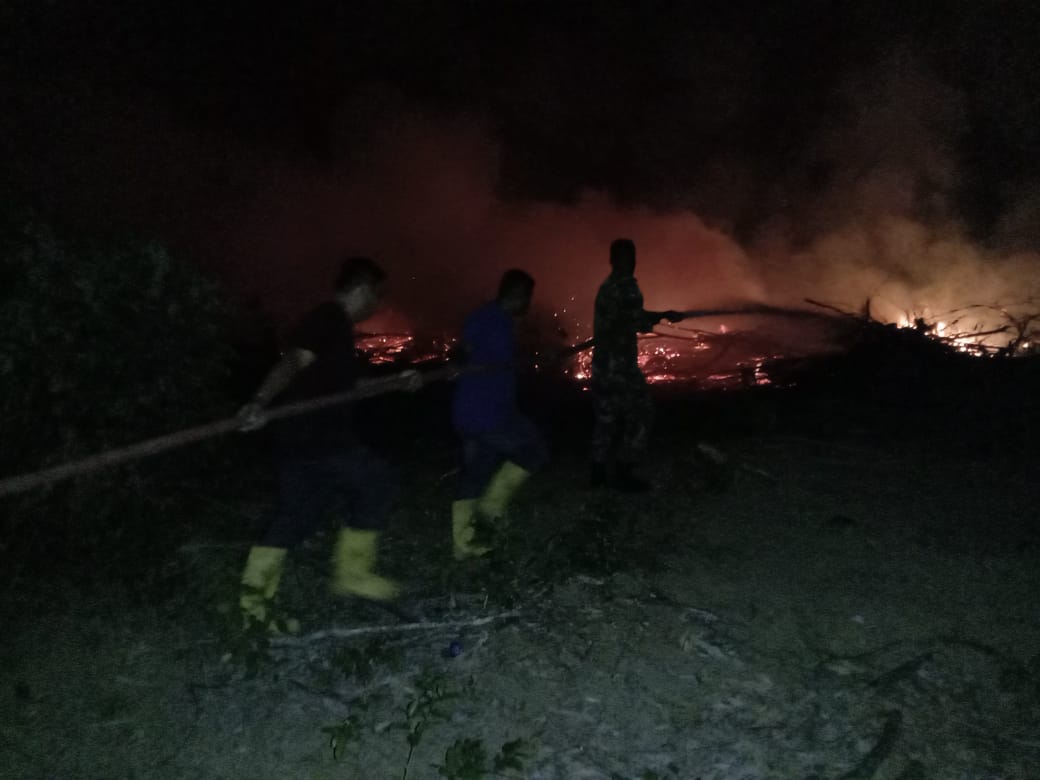 Kebakaran Lahan Terjadi Lagi, Personil TNI POLRI Bantu Padamkan Api