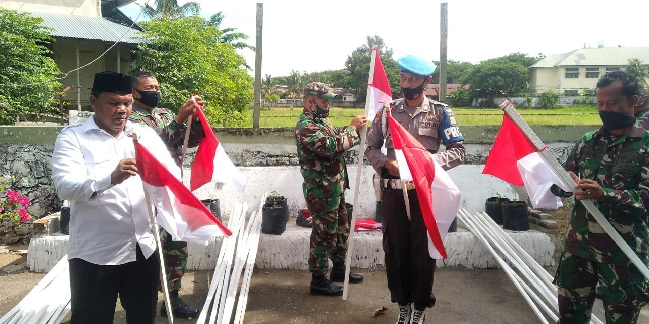 Pemasangan Bendera Merah Putih Muspika Darul Imarah   