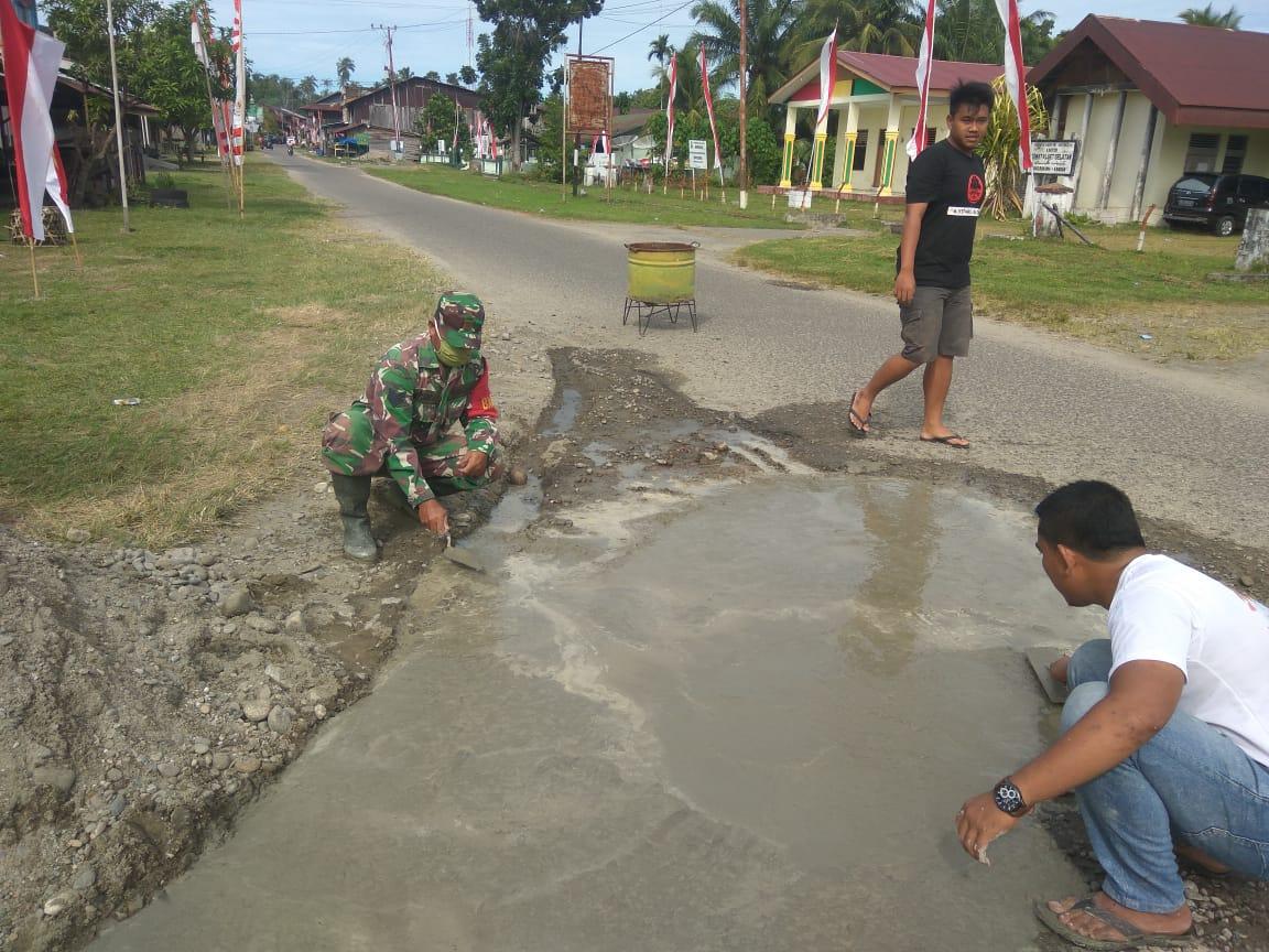 Babinsa Koramil 07/Kluet Selatan Bersama Warga Tambal Jalan Berlubang