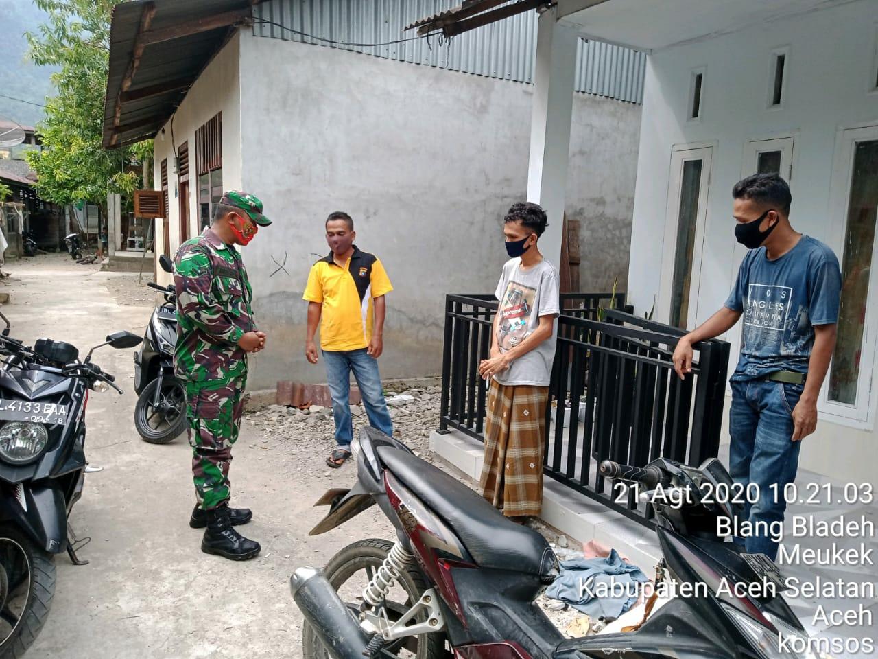 Babinsa Koramil 03/Meukek Keliling Desa Pastikan Warga Disiplin Menerapkan Protokol Kesehatan Binaan