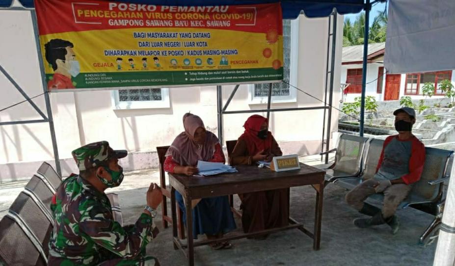 Optimalkan Pemutusan Penyebaran Virus Corona, Babinsa Koramil 04/Sawang Komsos Dengan Relawan Covid-19 Desa Sawang Ba’u