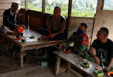 Ditengah Pandemi, Babinsa Himbau Warga Memakai Masker