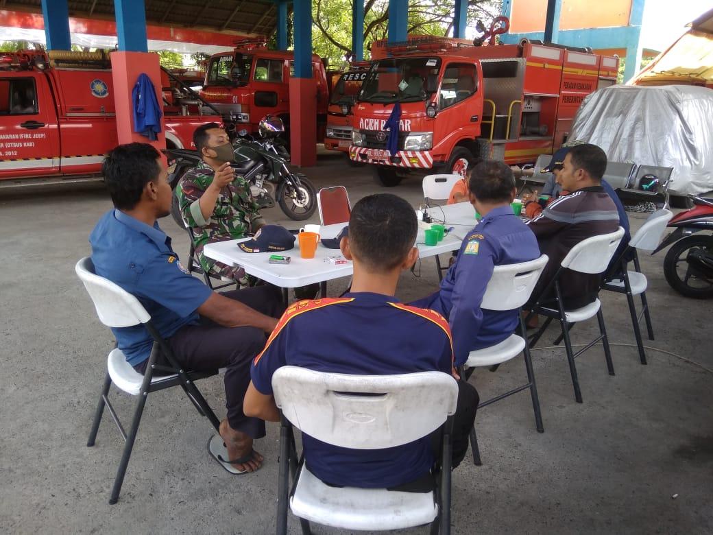 Babinsa Sambang Petugas Damkar 