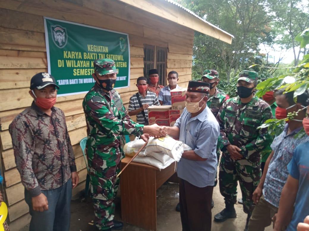 Dandim Menyerahkan Satu Unit Rumah