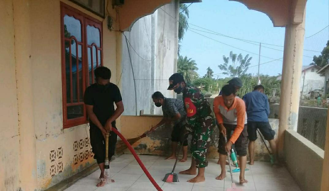 Berikan Kenyamanan Warga Saat Beribadah, Babinsa Koramil 09/Trumon dan Personil Damkar Bersihkan Mesjid
