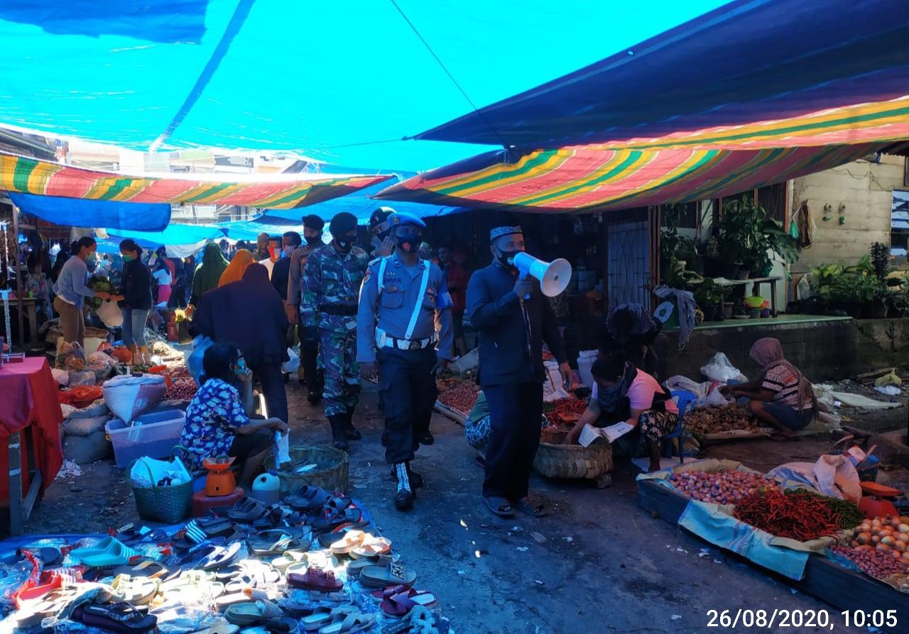 Cegah Penyebaran Covid-19, Prajurit Yonif RK 114/SM Sosialisasikan Penegakan Penggunaan Masker