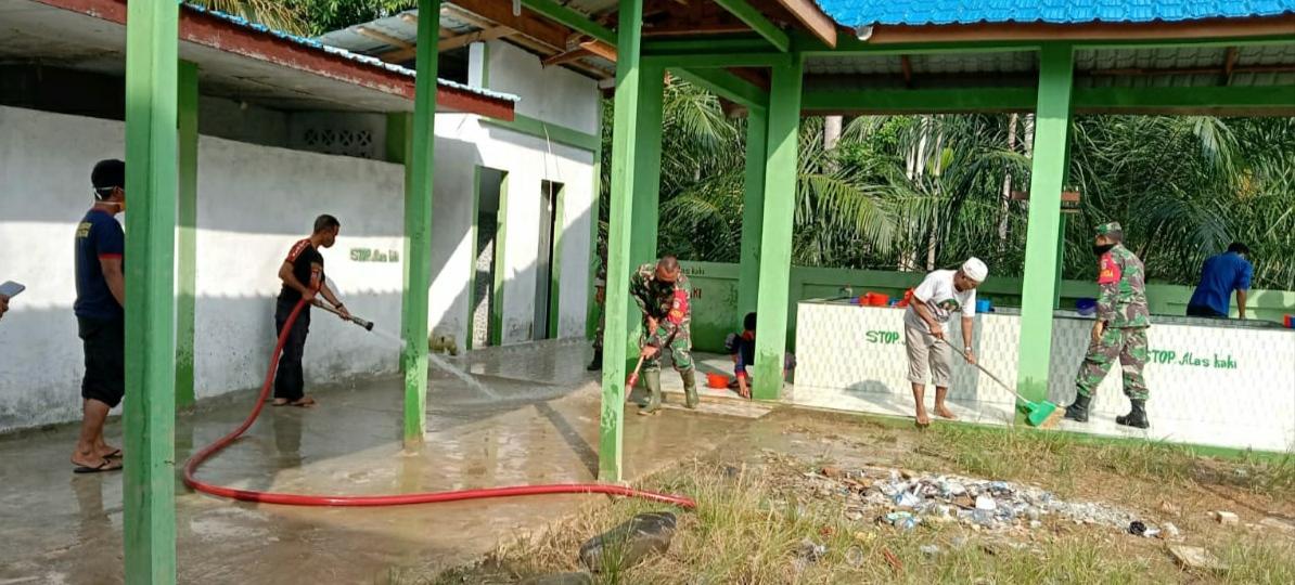 Semangat Pengabdian Kepada Masyarakat, Babinsa Koramil 09/Trumon Bersama Dinas Terkait Gotong Royong Bersihkan Tempat Ibadah