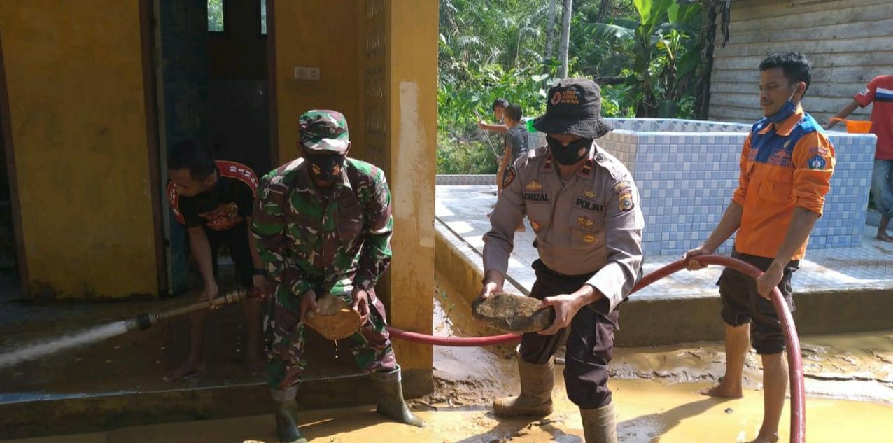 Pasca Hujan Deras, TNI/Polri dan Dinas Terkait Bersinergi Bersihkan Lumpur di Masjid Desa Teungoh Trumon Tengah