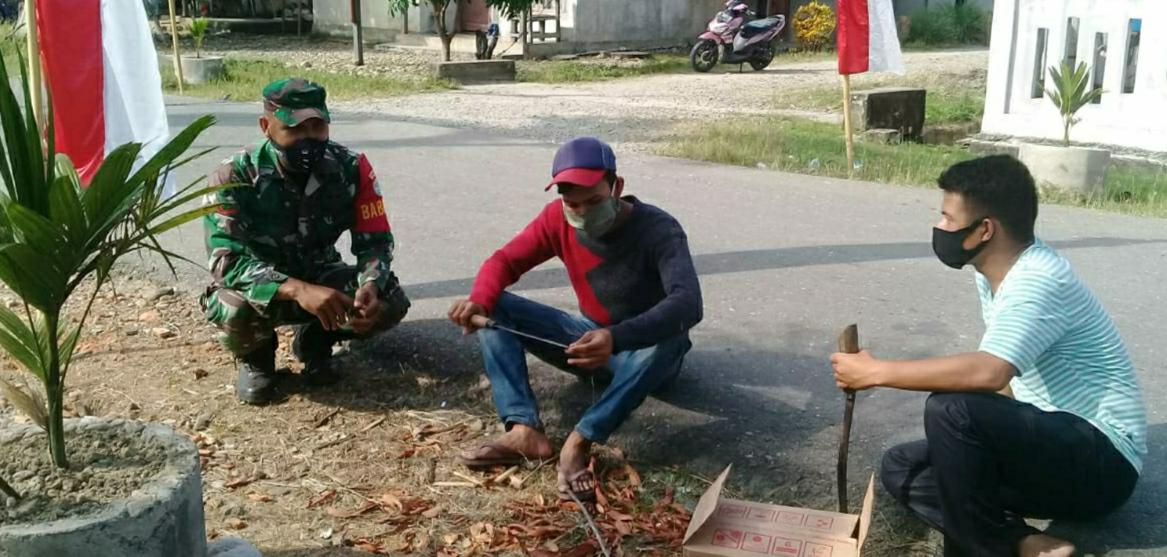 Babinsa Kodim 0107/Aceh Selatan Pantau Penerapan Protokol Kesehatan di Desa Binaan