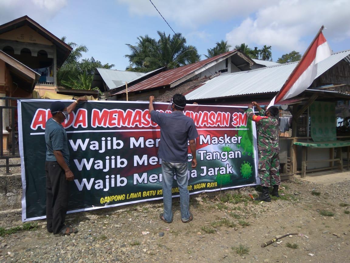 Bersama Warga , Babinsa Koramil 08/ Kuala Memasang Spanduk Kawasan 3M