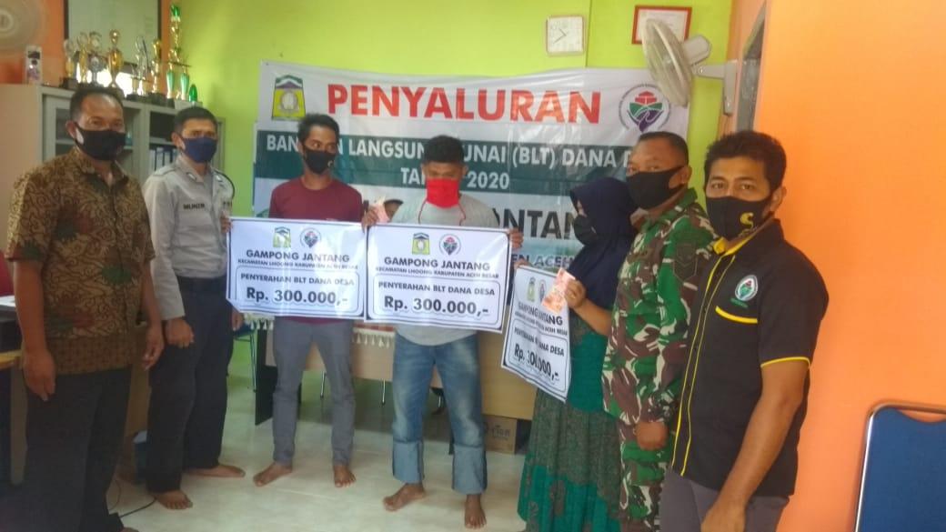 Babinsa Koramil 04/Lhoong Awasi dan Kawal Dana BLT