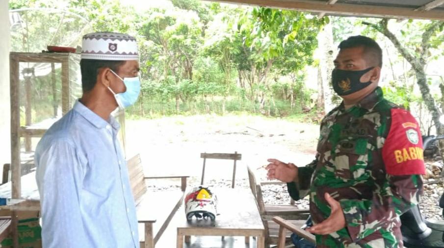 Pantau Perkembangan Wilayah, Babinsa Koramil 14/Pasie Raja Komsos Dengan Warga